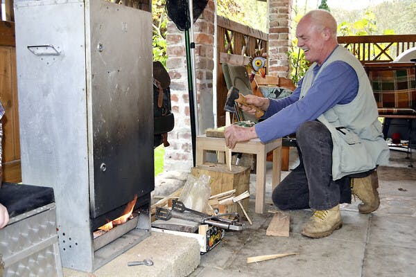 Räuchern mit Holz und Kohle