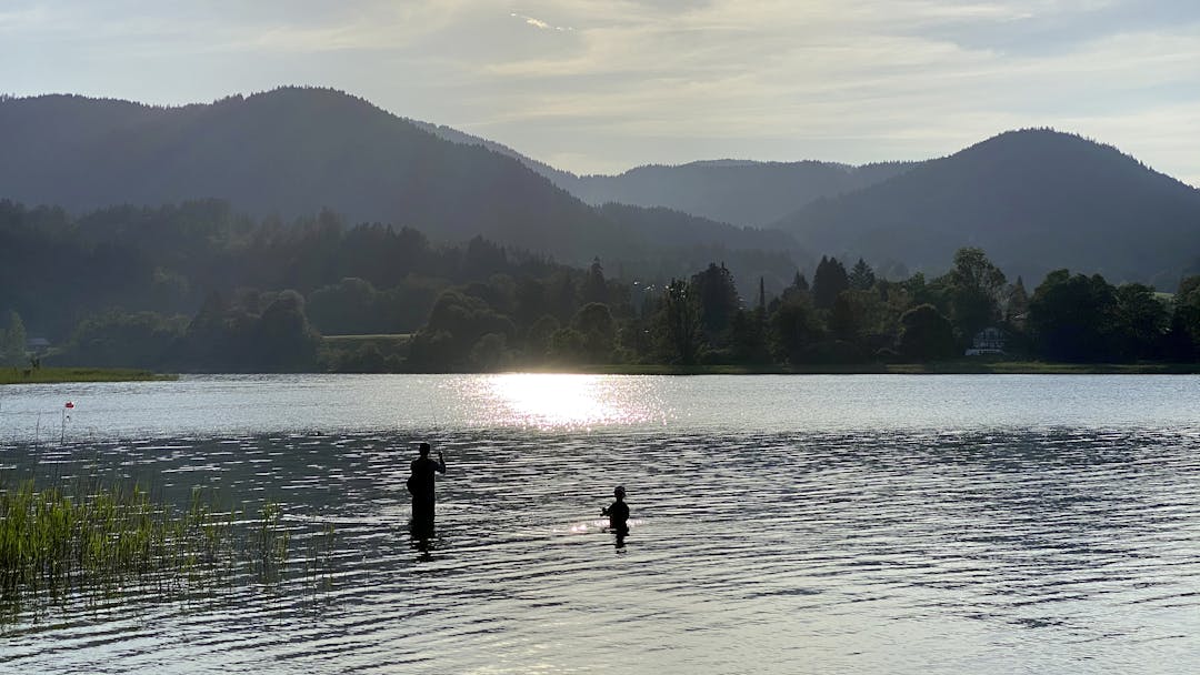 Mit Dem Nachwuchs am Wasser